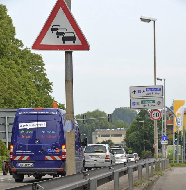 Nadelhr Kaufland: Bei der Einmndung ...verkehr tglich auf der B3-Umfahrung.   | Foto: Gerhard Walser