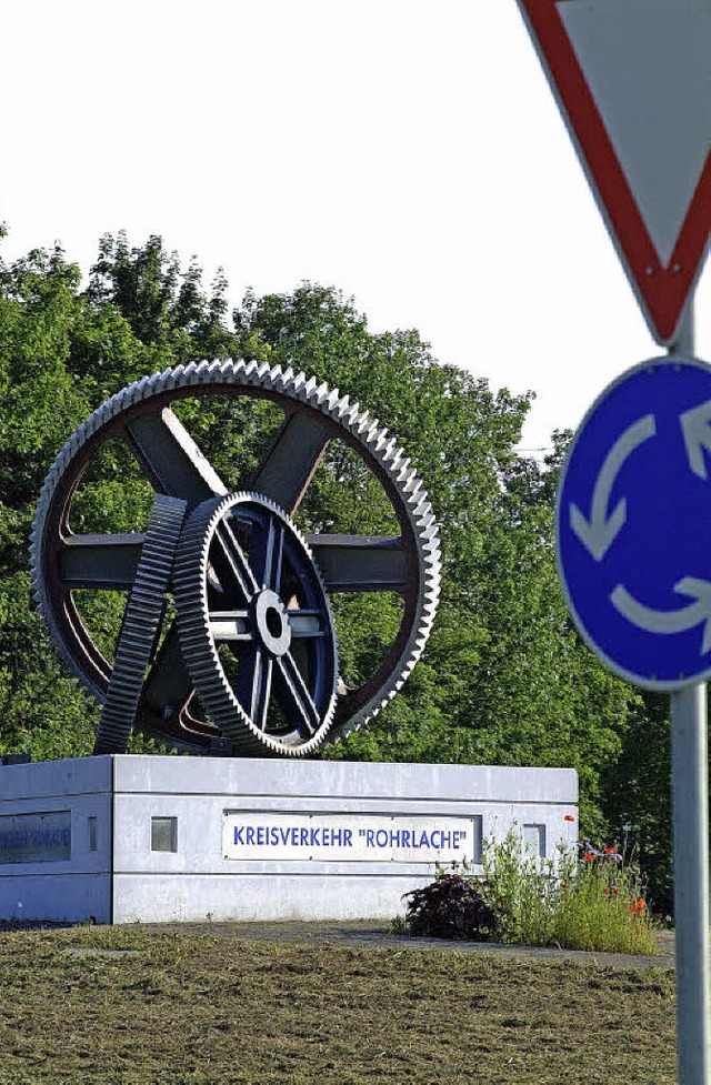 Zu gefährlich? Die Zahnrad-Skulptur ge...xperten die Sicherheit der Autofahrer. | Foto: Christine Speckner Zu gefährlich? Die Zahnrad-Skulptur ge...xperten die Sicherheit der Autofahrer. | Foto: Christine Speckner