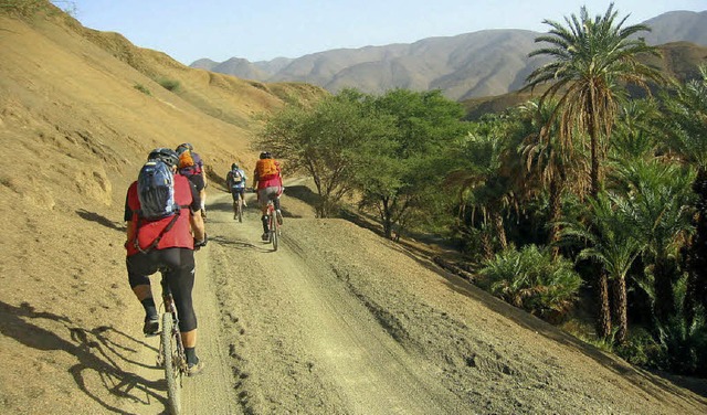 Sand, Palmen, Berge: Mit dem Mountainb...ebnis &#8211; sagt Peter Br (links).   | Foto: PR Biketeam