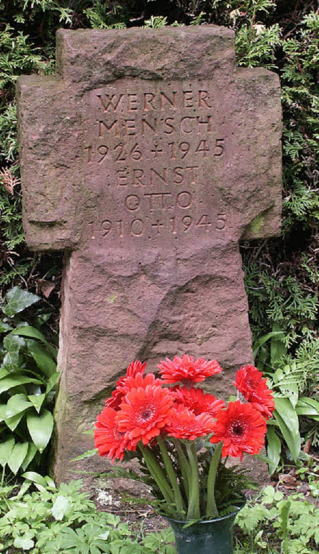 Der Grabstein von zwei erschossenen Deserteuren auf dem Waldkircher Friedhof.   | Foto: Sylvia Timm