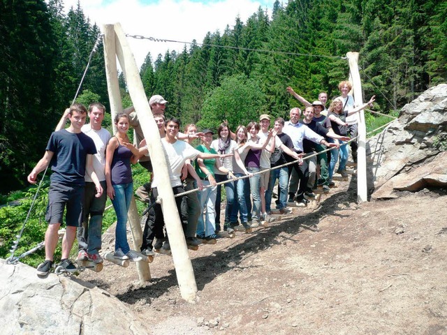 Helfer des Freiwilligen kologischen Jahrs nach dem Bau der Brcke  | Foto: peter stellmach