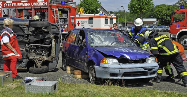 Erst wenn das Auto gesichert ist, knn...gang zu den Unfallopfern verschaffen.   | Foto: Julius Steckmeister