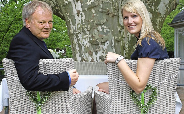 Die beiden Standesbeamten Stefan Borho...un beim Probesitzen im Vinzentiuspark.  | Foto: Gertrude Siefke