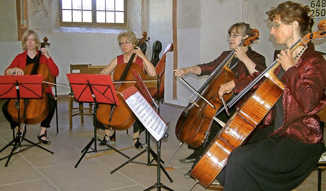 Gefhlvoller Celloklang: Das Ensemble ...usik in der Alten Kirche St. Michael.   | Foto: Roswitha Frey