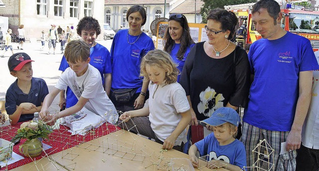 Die Brgerstiftung St. Andreas (in der...er Scheckbergabe beim Schulfest 2012.  | Foto: Carola Bruhier