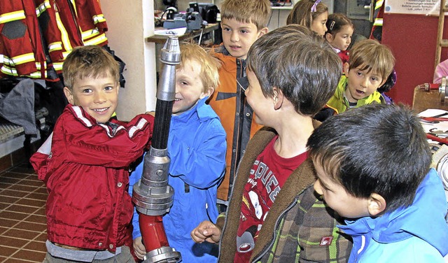 Die Schulanfnger des Oberrotweiler Ki...sef waren bei der Feuerwehr zu Besuch.  | Foto: Herbert Trogus