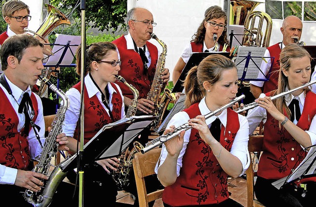 Gute Unterhaltung bot die Stadtkapelle...m Open-Air-Konzert im Brnnelegarten.   | Foto: Herbert Trogus