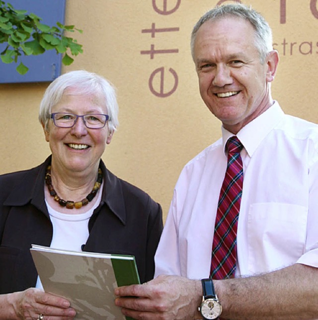 Ein Buch als Dank: Margret Oelhoff  ve...et ihren Stellvertreter Hans Boskamp.   | Foto: s. decoux-kone