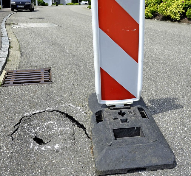 Fr einen Moment beiseite gerckt: Die... unter der Warnbake am Amselsteig auf.  | Foto: Peter Gerigk