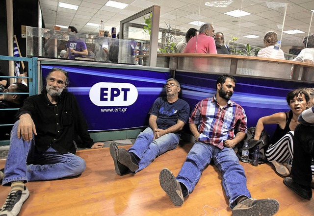 Nach der Schlieung: ERT-Angestellte im Athener Sendergebude  | Foto: dpa