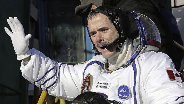 Der singende Astronaut Chris Hadfield sagt dem Weltall bye bye.   | Foto: dpa