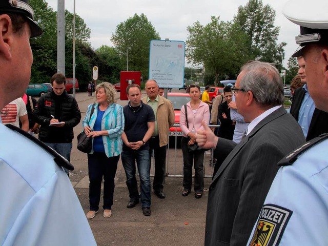 Runder Tisch unter freiem Himmel: Wolf...ungsmanahmen am Bahnhof Herbolzheim.   | Foto: Thilo Bergmann