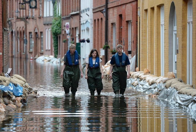 Helfer des Technischen Hilfswerks gehe...ein) durch die berflutete Unterstadt.  | Foto: dpa