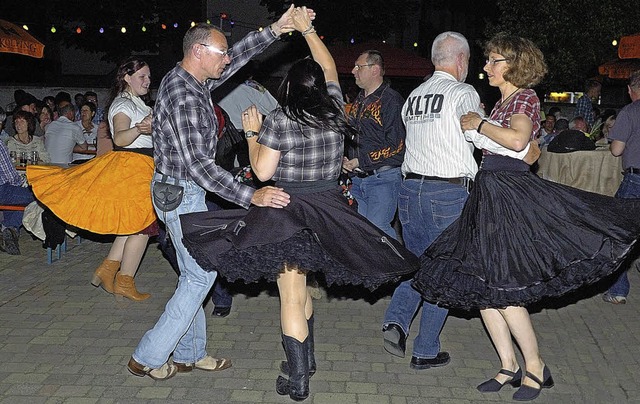 Der Square Dance Club Emmendingen bege...lie Wyhl mit seinen Tanzvorfhrungen.   | Foto: Jrgen Schweizer