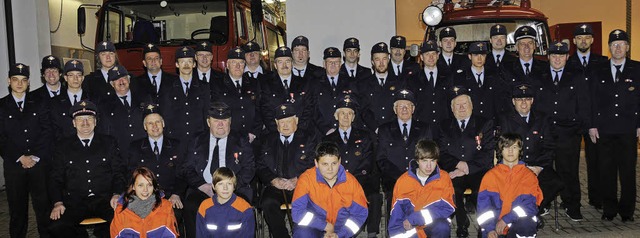 Die 33 Aktiven und fnf Jugendlichen d...rtstag der Feuerwehr in Grimmelshofen.  | Foto: Dietmar Noeske