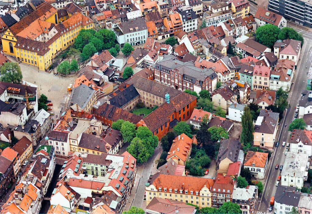 Blick von oben auf das Adelhauser Kloster (roter Gebudekomplex) in der Altstadt von Freiburg