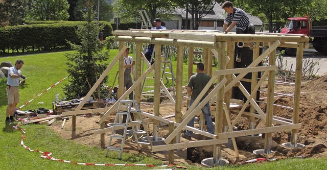 Die Schler der Grundschule Feldberg e...n schnellen und fachgerechten Aufbau.   | Foto: Tina Httich