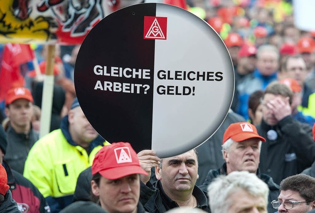 Metaller streiken fr mehr Lohn fr Leiharbeiter.  | Foto: dpa/Martina Proprenter