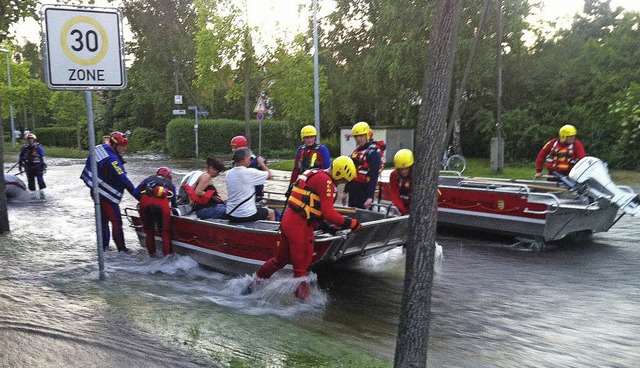 Der Wasserrettungszug 5 der DLRG mit H...r nur noch knchelhoch in der Strae.   | Foto: privat