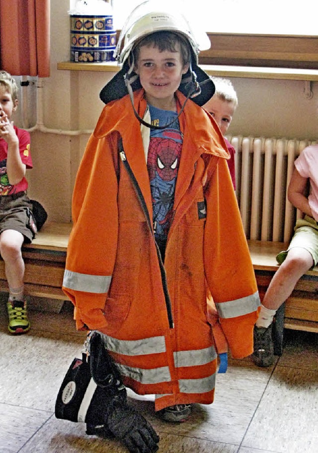 Noch passt die Uniform diesem Kinderga...nderen Kindergartenkinder aber jetzt.   | Foto: Ulrike Spiegelhalter