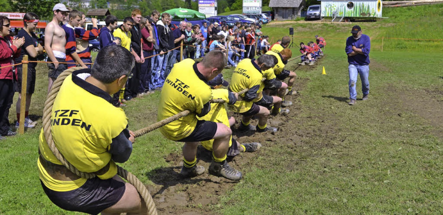 Wettkampftag der Landesliga im Tauzieh...bachtal. Rechts der anfeuernde Trainer  | Foto: Nikolaus Bayer