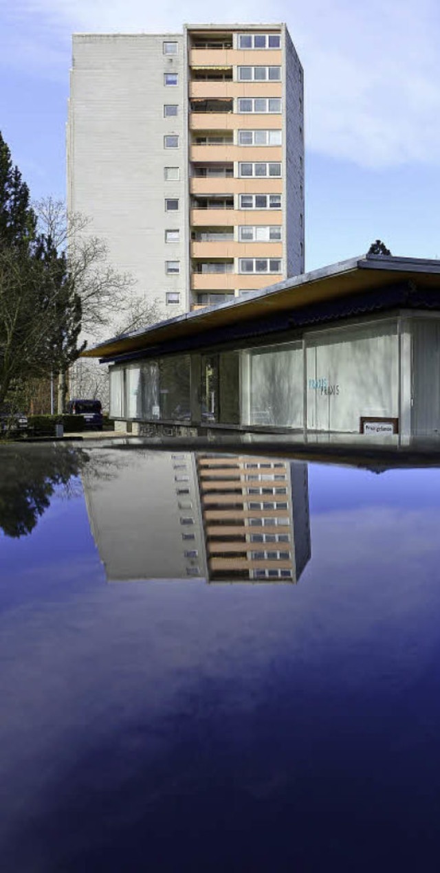 Das zwlfgeschossige Stadtbauhochhaus ... Pavillon   sollen abgerissen werden.   | Foto: Schneider