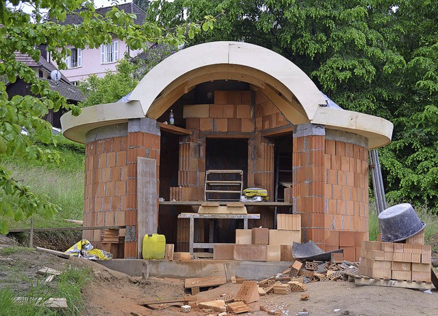 Der Rohbau fr  das Toilettenhaus  im Park der Sinne steht.   | Foto: Umiger