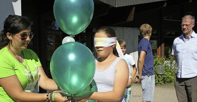 Selena Kolbeck wurde mit verbundenen A...z rechts Pfarrer Bernhard Stahlberger.  | Foto: Theresa Trndle