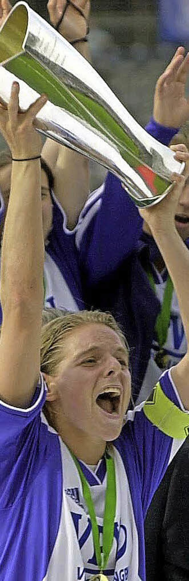 Ein glckliches Hndchen bewies Nia K...hon beim DFB-Pokalsieg mit Frankfurt.   | Foto: dpa