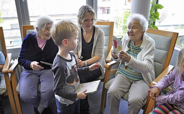 Wenn die Kinder zu Gast sind, blhen die Senioren  auf.   | Foto: Mehlstubler