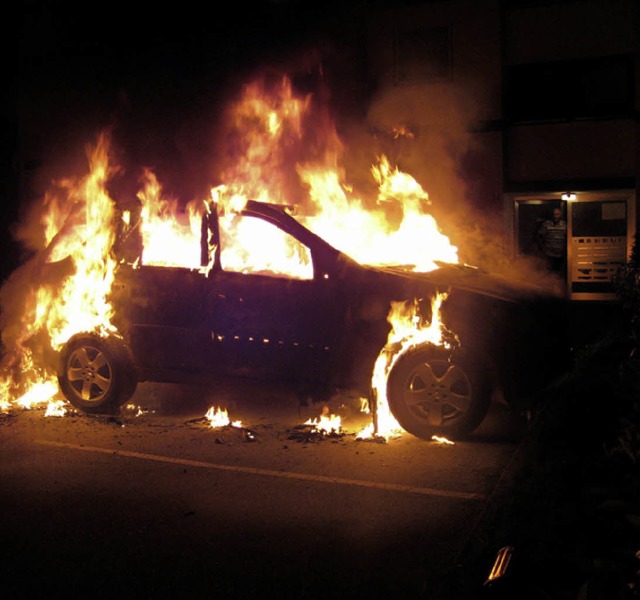 Dieser Mercedes ging frhmorgens in Flammen auf.  | Foto: feuerwehr