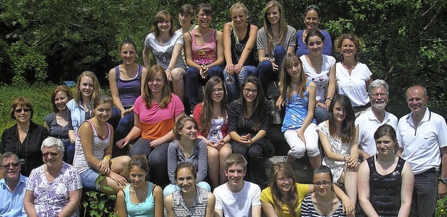 Elf Teenies aus Plombires les Bains v...hinter Regine Raulot und Petra Dieste.  | Foto: privat