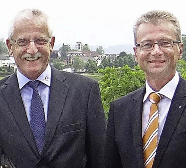 Verabschiedet:  Norbert Trabold (links...Vorstandsvorsitzendem  Werner Thomann   | Foto: Volksbank