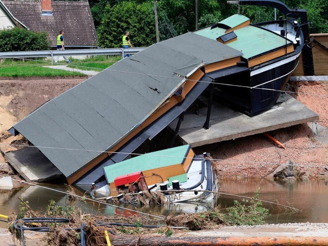 Hilfe tut Not: Ein das Hochwasser zers...pfer der Flut aufgebracht werden soll.  | Foto: dpa