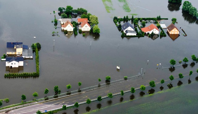 Ganze Drfer stehen unter Wasser.  | Foto: dpa