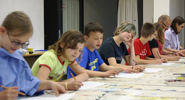 Konzentriert: In der Kunstschule Offen...Kinder ihrer Kreativitt freien Lauf.   | Foto: Gina Kutkat