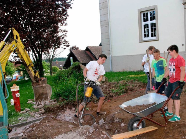 Eingang vor der Grundschule wird von d...ichen neu gepflastert und verschnert.  | Foto: Annika Schwarz