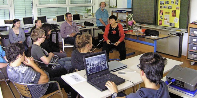 Schler der Herbolzheimer Galura-Schule im Gesprch mit Inge Auerbacher.   | Foto: Ute Schler