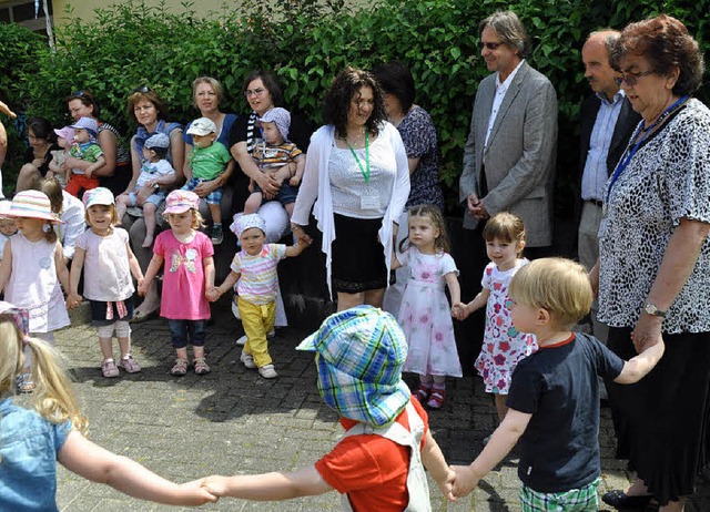 Die Krippenkinder fhrten einen Tanzreigen auf.   | Foto: julius steckmeister