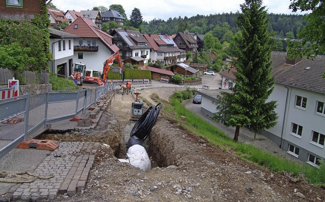 Auch im Klausenweg in St. Mrgen wird ... Fernwrmeleitungen fleiig gegraben.   | Foto: Heinrich Fehrenbach