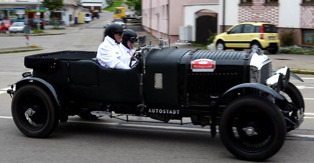 Mit dem alten Bentley ging es ber Titisee durch Neustadt Richtung Eisenbach.   | Foto: Sebastian Wolfrum