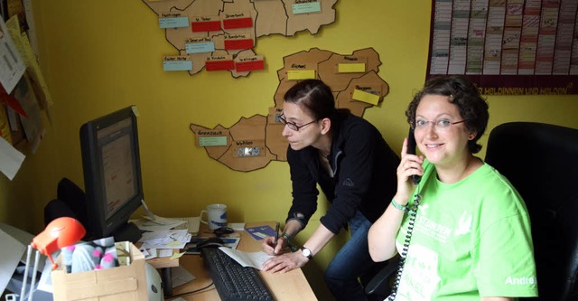 Ellen Kessler (links) und Andrea Fluck...r Telefonschicht im Koordinationsbro   | Foto: Katharina Kubon