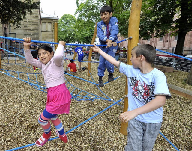 Balanceakt:  Die Kinder freuen sich ber das Klettergerst.  | Foto: Bamberger