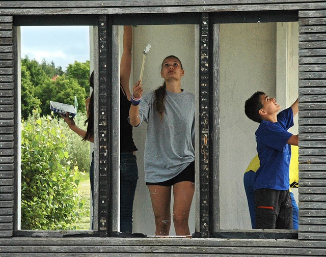 Den Holzkubus im Tutti-Kiesi-Areal renovieren die Jugendlichen zuerst.  | Foto: Leony Stabla