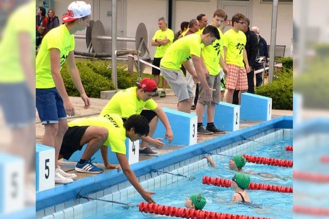 Schwimmen und laufen um die Wette