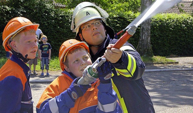 Die Hauinger Feuerwehrjugend war beim ... Umgang mit der Spritze erforderlich.   | Foto: Paul Schleer