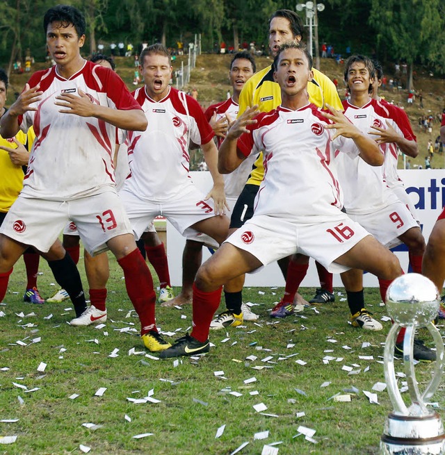 Tnzerische Einstimmung: Tahitis Nationalmannschaft   | Foto: dpa