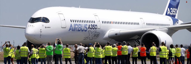 Groer Bahnhof in Toulouse: Der neue Airbus A350 absolviert seinen Erstflug.  | Foto: dpa