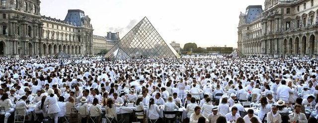 Etikette wird gro geschrieben bei den...sitzt im Innenhof des Louvre niemand.   | Foto: AFP