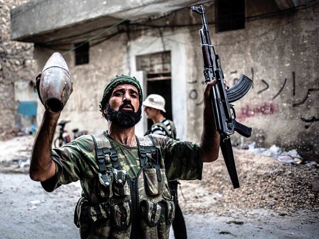 Kmpfer der syrischen Rebellen sollen Waffen von den USA bekommen.  | Foto: dpa